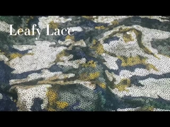 번쩍이는 금속 조각 엠브로이드된 구성