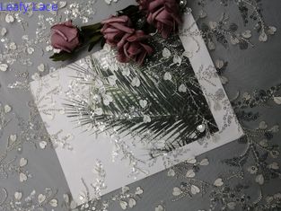 여성 의복 하얀 번쩍이는 금속 조각 끈은 자수 원단을 비드로 만들었습니다