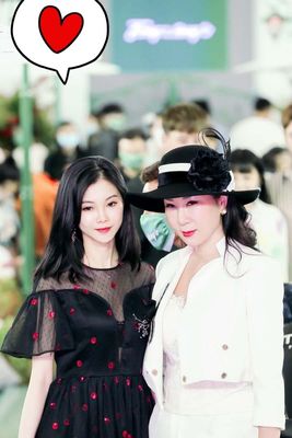 일 드레스 의복을 위한 검은 빨간 물방울 무늬 번쩍이는 금속 조각 구성