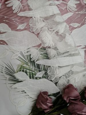 하얀 레이저는 얇은 명주 그물 아플리케를하는 과장 커트워크 레이스천을 줄였습니다