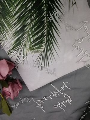 화려한 보일 끈은 얇은 명주 그물 망조직을 수놓았습니다