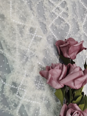 3D 꽃 번쩍이는 금속 조각은 번쩍이는 금속 조각으로 구성 신부 순수한 얇은 명주 그물 레이스천을 수놓았습니다